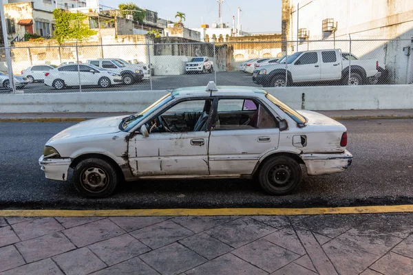 多米尼加共和国首都圣多明各的出租车抛锚 — 图库照片