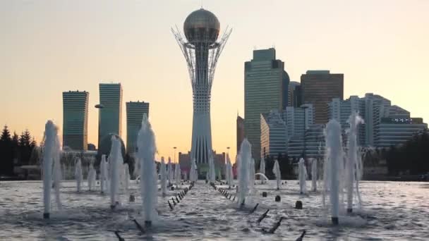 ASTANA, KAZAKHSTAN - 8 juli 2018: Skyline of Astana now Nur-Sultan with Bayterek Tower, Kazakstans huvudstad — Stockvideo