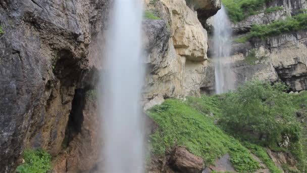 Cachoeira na aldeia de Laza nas montanhas do Cáucaso — Vídeo de Stock