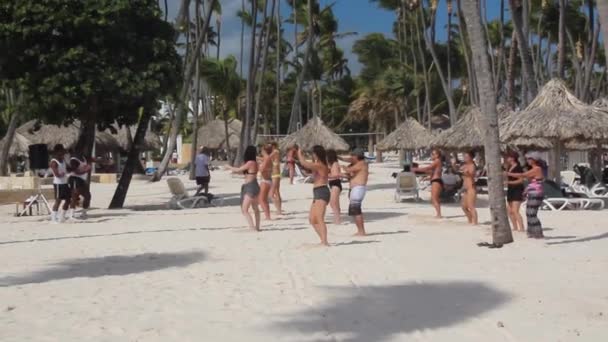 PUNTA CANA, DOMINICAN REPUBLIC - 8 ДЕКАБРЯ 2018: People excercise at Bavaro beach, Dominican Republic — стоковое видео