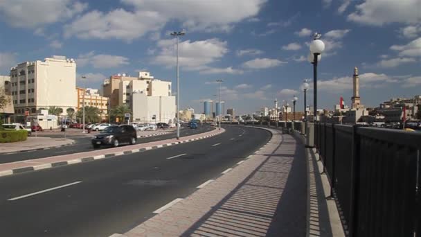 DUBAI, UEA - JANUARY 19, 2018: Jalan Baniyas di tepi sungai di Deira, Dubai — Stok Video