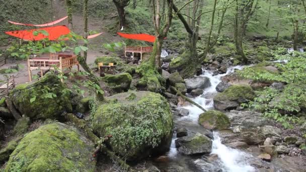 Sungai kecil dan restoran terbuka dekat kastil Rudkhan — Stok Video