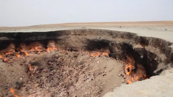 Darvaza Derweze cratera a gás chamado também A Porta para o Inferno — Vídeo de Stock