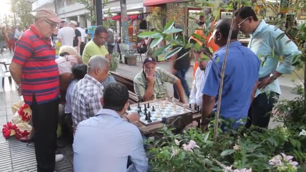 SANTO DOMINGO, DOMINICAN REPUBLIC - NOVEMBER 24, 2018: Sjakkspillere i fotgjengergaten El Conde i Santo Domingo, hovedstad i Den dominikanske republikk – stockvideo