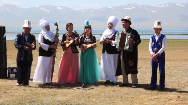 SONG KOL, KYRGYZSTAN - 25 DE JULIO DE 2018: Actuación musical tradicional durante el Festival Nacional de Juegos de Caballos a orillas del lago Son Kol — Vídeos de Stock