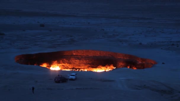 Darvaza Derweze gaz krateri aynı zamanda Cehennem Kapısı olarak da bilinir. — Stok video