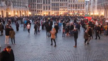 Brüksel 'deki Grand Place Grote Markt' taki insanlar