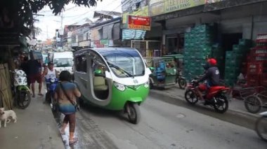 BORACAY, FİLİPPİNLER - 1 Şubat 2018: Boracay, Filipinler 'deki ana yolda trafik