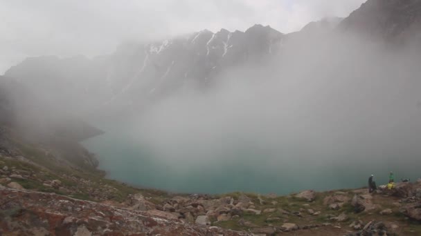 Kırgızistan 'daki Ala Kul Gölü' ndeki sisin zamanı — Stok video