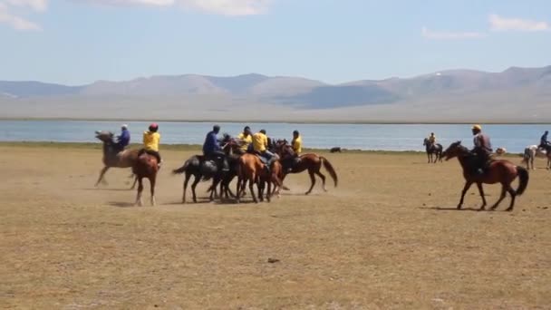 SONG KOL, KYRGYZSTAN - 2018. július 25.: A helyiek a Son Kol-tó partján megrendezésre kerülő Nemzeti Lovasjátékok fesztiválján a hagyományos lóhúst, a kok boru ulak tartysh-ot játsszák kecskehússal. — Stock videók