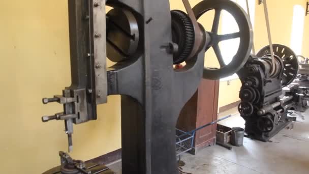操作19世纪的工厂机器 — 图库视频影像