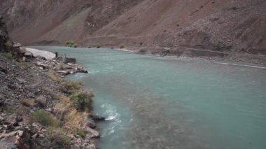 Bartang Nehri üzerinde asılı köprü