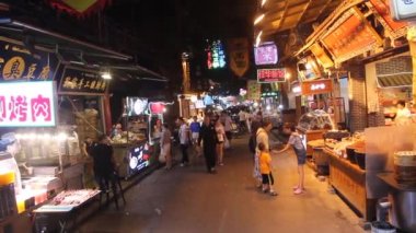 XIAN, Çin - 2 AĞUSTOS 2018: Xian, Çin 'deki Müslüman Mahallesi' nin dar bir ara sokağının akşam manzarası