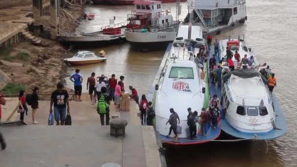 KAPIT, MALAYSIA - MARCH 2, 2018: Perahu di sungai Batang Rejang di Kapit, Sarawak, Malaysia — Stok Video