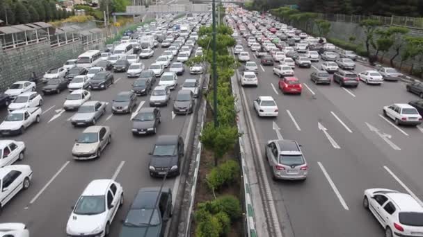 TEHRAN, IRAN - APRIL 16, 2018: Trafiken på Hemmat Expressway i Teheran, Iran — Stockvideo