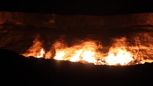 Газовый кратер Дарваза Дервезе также называется "Дверь в ад". — стоковое видео