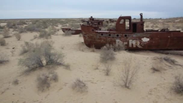 MUYNAQ, UZBEKISTAN - 22 Nisan 2018: Eski Aral liman kasabasındaki gemi mezarlığında paslı gemiler — Stok video