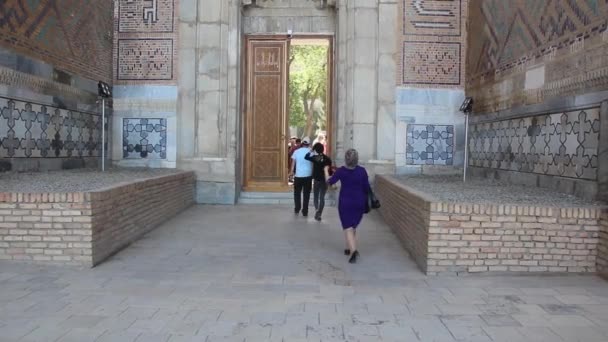 SAMARKAND, UZBEKISTAN: 28. dubna 2018: Portál mešity Bibi-Khanym v Samarkandu, Uzbekistán — Stock video