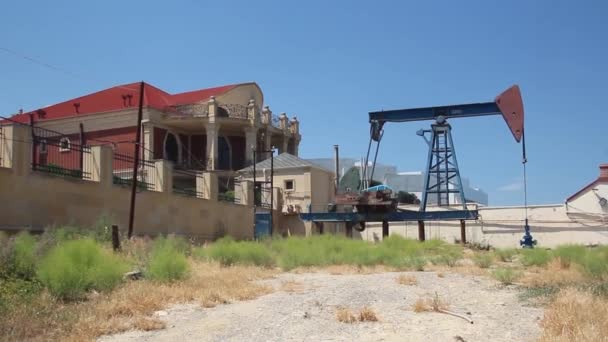 BAKU, AZERBAIJAN - JUNE 20, 2018：阿塞拜疆巴库郊区的石油井架 — 图库视频影像