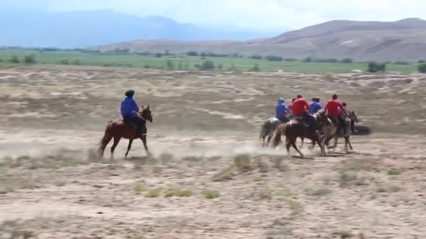 ISSYK KUL, KYRGYZSTAN - 15 DE JULIO DE 2018: Jugadores de jalá boru, tradicional juego de caballos, en el Ethnofestival Teskey Jeek en la costa del lago Issyk Kul en Kirguistán — Vídeo de stock