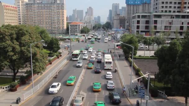 XIAN, CHINE - 3 AOÛT 2018 : Vue aérienne d'une route très fréquentée à Xian, en Chine — Video