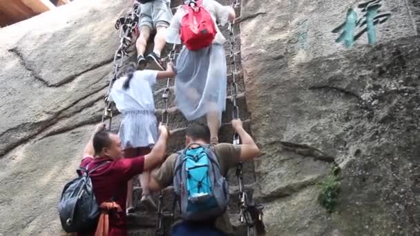 HUA SHAN, CHINE - 4 AOÛT 2018 : Les gens grimpent des escaliers raides menant aux sommets de la montagne Hua Shan dans la province du Shaanxi, en Chine — Video