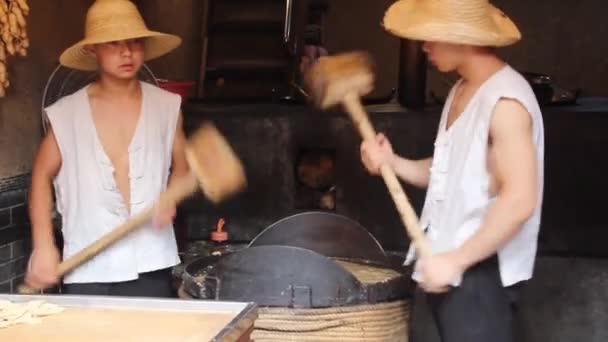 XIAN, CHINE - 5 AOÛT 2018 : Des confiseurs dans le quartier musulman de Xian, en Chine — Video