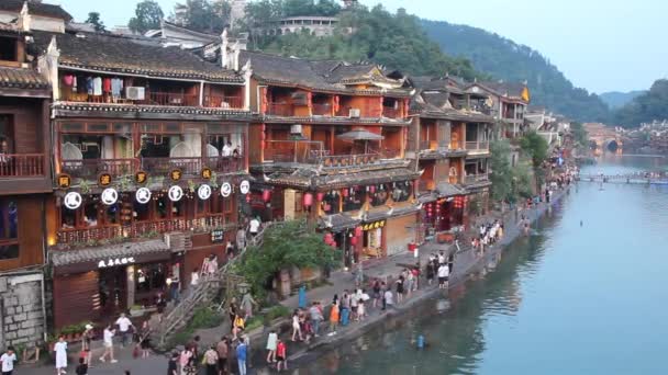 FENGHUANG, CHINA - 14 de agosto de 2018: Waterfront em Fenghuang Ancient Town, província de Hunan, China — Vídeo de Stock