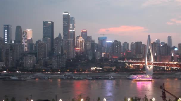 CANCIÓN, CHINA - 16 DE AGOSTO DE 2018: Skyline de Chongqing con el río Yangtze, China — Vídeos de Stock