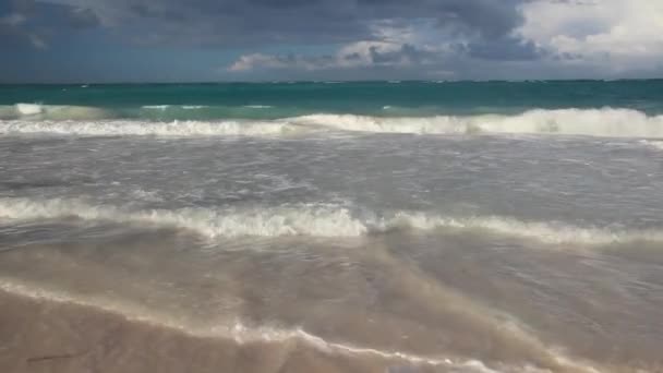 Облачное небо на пляже Баваро, Доминиканская Республика — стоковое видео