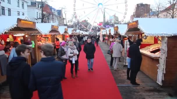 BRUSELAS, BÉLGICA - 17 DE DICIEMBRE DE 2018: Vista del Mercado de Navidad de Santa Catalina en Bruselas, capital de Bélgica — Vídeos de Stock