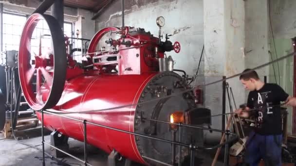 ZAMBERK, CZECHIA - SEPTEMBER 15, 2018: Запуск парового двигуна в музеї старих машин і технологій — стокове відео