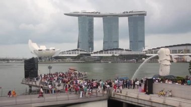 SINGAPORE, ŞARKI - 11 Mart 2018: Singapur 'daki Marina Körfezi manzarası, Merlion heykeliyle