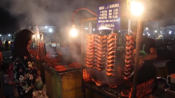 KOTA KINABALU, MALAYSIA - FEBRUARY 25, 2018: Kuřecí stánky na nočním trhu v Kota Kinabalu, Sabah, Malajsie — Stock video