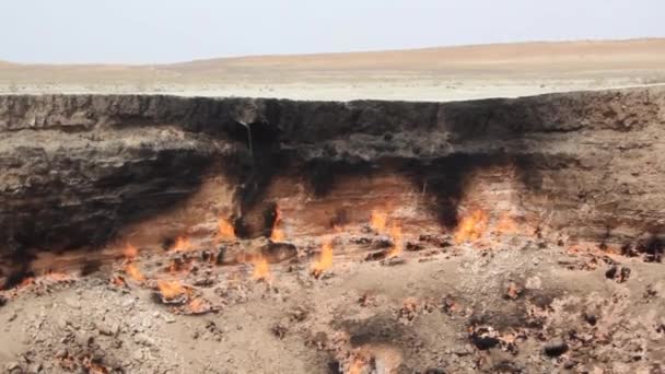 Darvaza Derweze cratera a gás chamado também A Porta para o Inferno — Vídeo de Stock