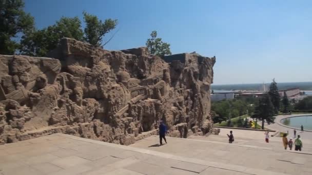 VOLGOGRAD, RUSKO - 28. června 2018: Pamětní komplex připomínající bitvu u Stalingradu na kopci Mamayev ve Volgogradu, Rusko — Stock video