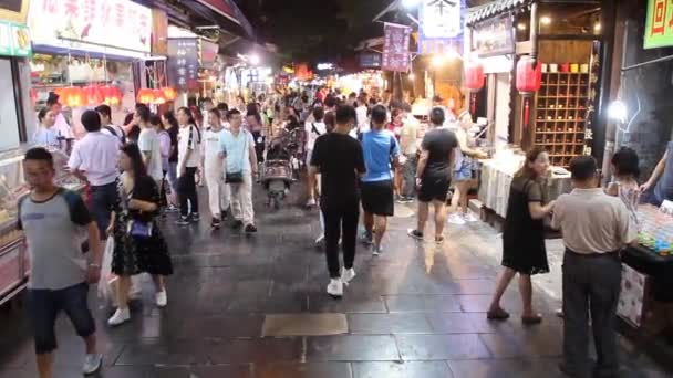XIAN, CINA - 2 AGOSTO 2018: Vista serale di uno stretto vicolo nel quartiere musulmano di Xian, Cina — Video Stock