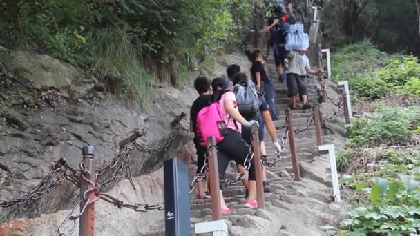 HUA SHAN, CHINA - AUGUST 4, 2018: Orang-orang menaiki tangga menuju puncak gunung Hua Shan di provinsi Shaanxi, Tiongkok — Stok Video