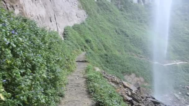 Liusha Wasserfall in der Nähe des Dorfes Dehang Miao, Provinz Hunan, China — Stockvideo