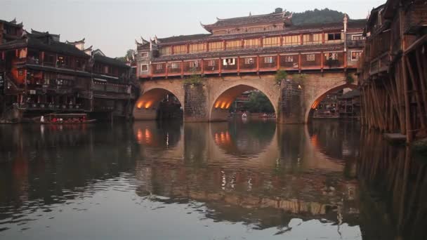 FENGHUANG, CHINA - AUGUST 13, 2018: Hong bridge over Tuo rivier in Fenghuang Ancient Town, Hunan provincie, China — Stockvideo
