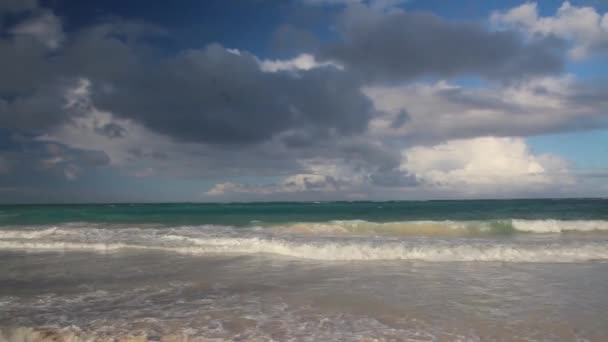 多米尼加共和国巴伐罗海滩多云的天空 — 图库视频影像