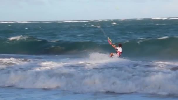KABARETA, REPUBLIKA DOMINICZNA - GRUDZIEŃ 13, 2018: Kitesurfer w pobliżu plaży Cabarete, Dominikana — Wideo stockowe