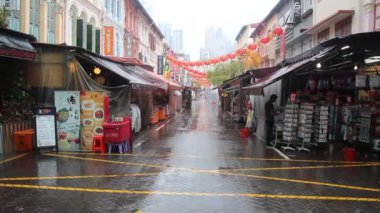 SINGAPORE, SINGAPORE - 12 Mart 2018: Singapur Çin Mahallesi 'nde alışveriş yapan Pagoda Caddesi