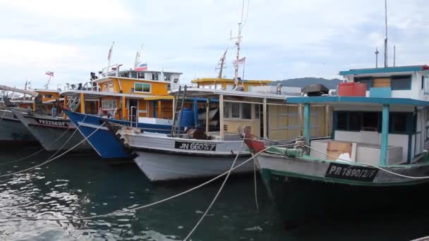 KOTA KINABALU, MALASIA - 25 DE FEBRERO DE 2018: Bots de pesca en el puerto de Kota Kinabalu, Sabah, Malasia — Vídeo de stock
