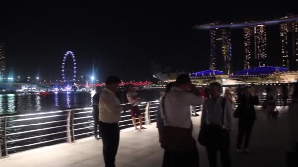 SINGAPORE, SINGAPORE - MARCH 2018: Evening view of Merlion statue at Marina Bay, Singapore — 비디오