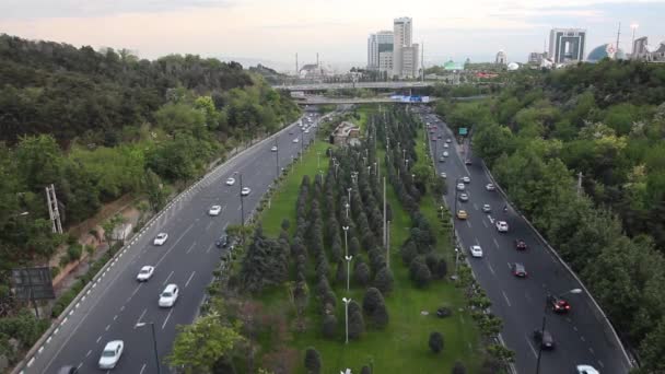 TEHRAN, IRÁN - 14 DE ABRIL DE 2018: Vista de la autopista Modare en Teherán, Irán — Vídeo de stock