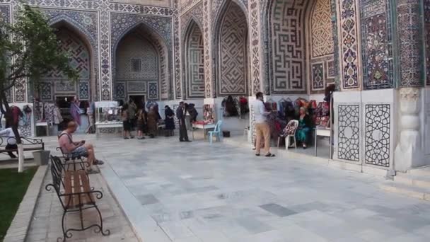 SAMARKAND, UZBEKISTAN: APRIL 28, 2018: Souvenir stalls at the courtyard of Ulugh Beg Madrasa in Samarkand, Uzbekistan — стокове відео