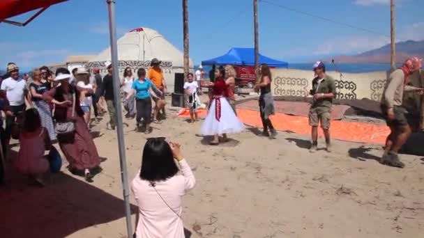 ISSYK KUL, KYRGYZSTAN - 15 juli 2018: Människor dansar på Etnofestivalen Teskey Jeek vid kusten av Issyk Kul sjön i Kirgizistan — Stockvideo