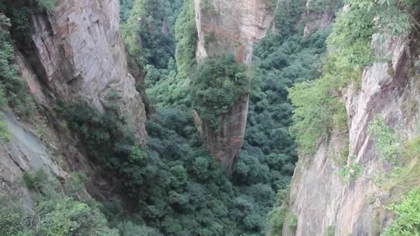 Zandstenen pilaren in Wulingyuan landschap en historisch belang gebied in Zhangjiajie National Forest Park — Stockvideo