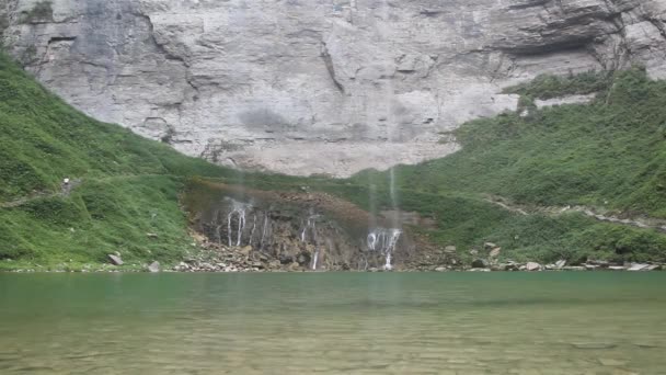 Liusha Wasserfall in der Nähe des Dorfes Dehang Miao, Provinz Hunan, China — Stockvideo